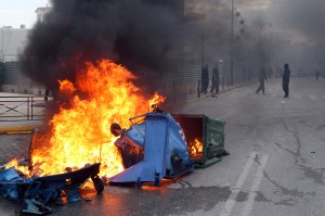 Ένταση στο συλλαλητήριο για τον Γρηγορόπουλο - Φωτιές σε κάδους