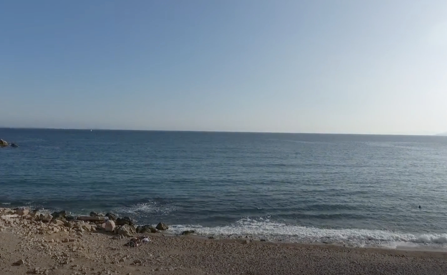 Η πιο κοντινή παραλία στην Αθήνα – Θα τη βρείτε 10 χιλιόμετρα από το κέντρο