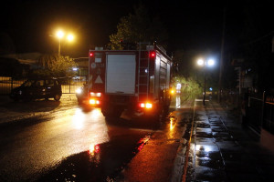 Πάτρα: Πυρπόλησαν σταθμευμένα αυτοκίνητα- Η πυρκαγιά έφτασε μέχρι και το διαμέρισμα πρώτου ορόφου
