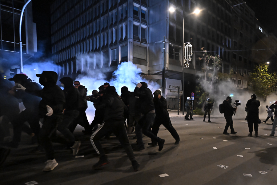 Αλέξανδρος Γρηγορόπουλος: ΜΑΤ έκοψαν την πορεία προς το μνημείο - Ένταση με μολότοφ και χημικά (Εικόνες - Βίντεο)