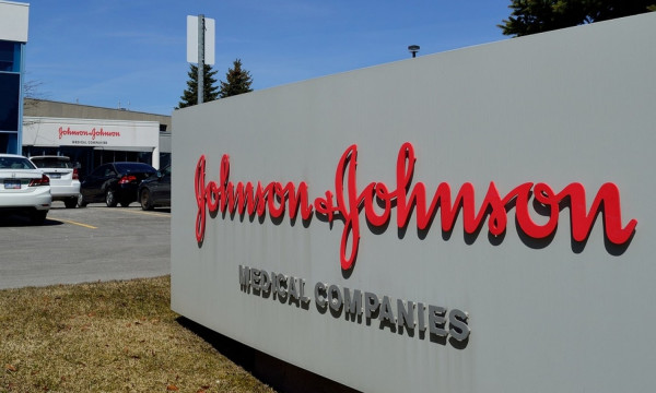 Ραγδαίες εξελίξεις στη Johnson & Johnson – Πιέσεις για να δώσει πληροφορίες για τον αμίαντο στο ταλκ