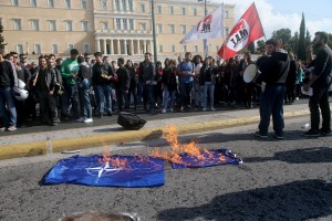 Φοιτητές έκαψαν τις σημαίες ΕΕ και ΝΑΤΟ μπροστά στη Βουλή