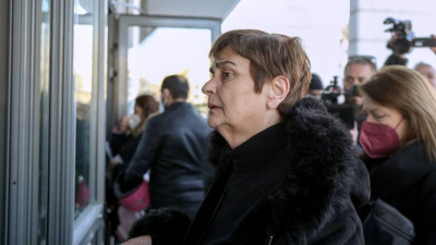 «Ήρθα για να ξαναζήσω τον θάνατο του παιδιού μου», ξέσπασε η μητέρα της Ελένης Τοπαλούδη για τη διακοπή της δίκης