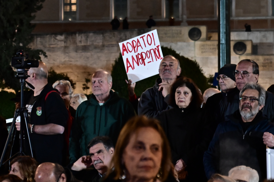 Σε ολονύχτια διαμαρτυρία έξω από τη Βουλή οι συνταξιούχοι (Εικόνες)