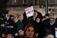 Σε ολονύχτια διαμαρτυρία έξω από τη Βουλή οι συνταξιούχοι (Εικόνες)
