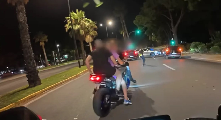 Επεισοδιακό μπλόκο με μηχανές στη Βουλιαγμένη: Παραλίγο να πατήσουν αστυνομικούς για να διαφύγουν (βίντεο)