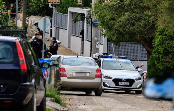 Έγκλημα στη Γλυφάδα: Τα πρώτα λόγια του πατροκτόνου - Απείλησε να σκοτώσει και τα αδέλφια του