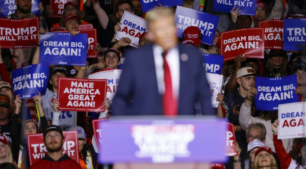 Δίχτυα στον στενό κύκλο του επιτελείου Τραμπ ρίχνει η κυβέρνηση