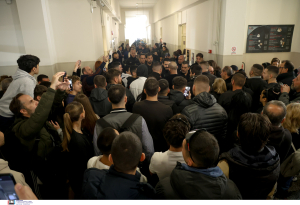 Απολογείται το ζευγάρι για την φρικτή κακοποίηση του 3χρονου: Οργισμένο πλήθος εισέβαλε στα Δικαστήρια