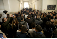 Απολογείται το ζευγάρι για την φρικτή κακοποίηση του 3χρονου: Οργισμένο πλήθος εισέβαλε στα Δικαστήρια