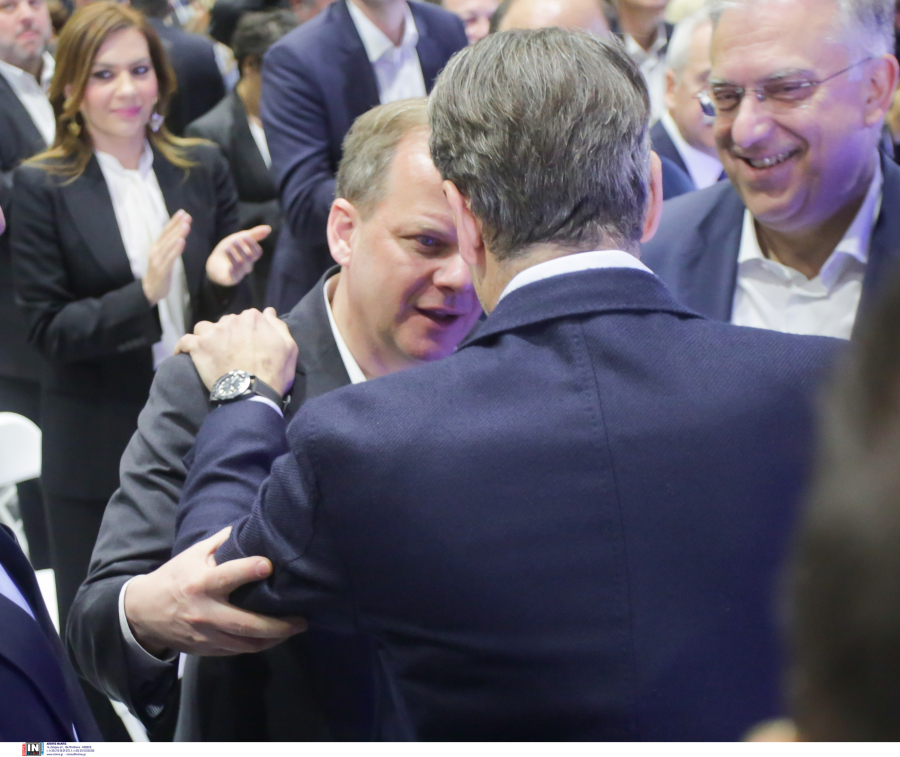 Σφίγγει ο κλοιός γύρω από τον Καραμανλή, ακόμη ένα «άδειασμα»: «Προφανώς θα είχα παραιτηθεί», λέει ο Φόρτωμας