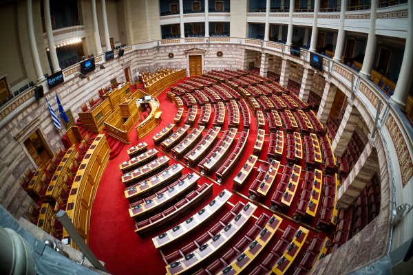 Κατατέθηκε στη Βουλή το νομοσχέδιο για την ισότητα αμοιβών ανδρών και γυναικών – Τι προβλέπει