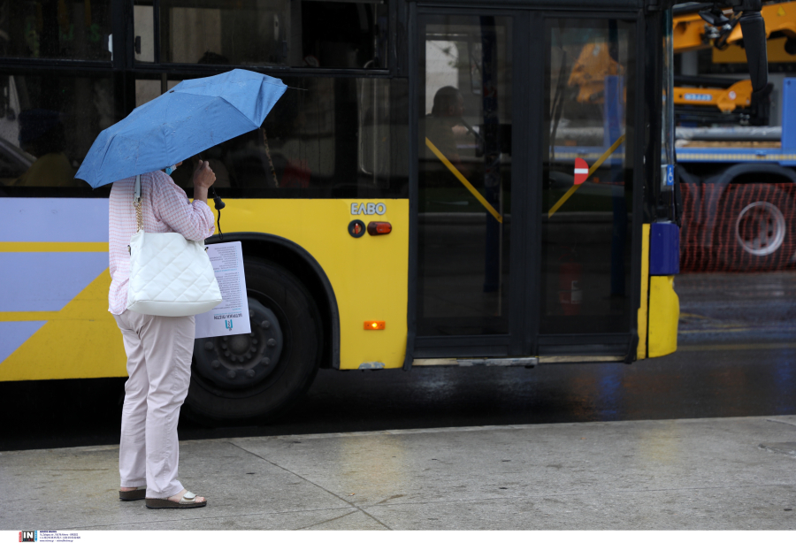 «Ταλαντούχος» οδηγός λεωφορείου ασχολείται με το κινητό και οδηγεί με τους αγκώνες