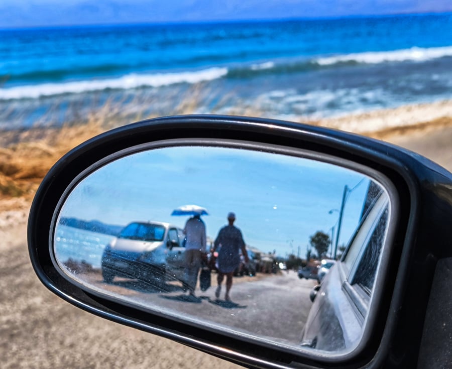 Ψώνια στο πίσω κάθισμα, αγκαλιές, δυνατή μουσική, άσκοπο κορνάρισμα: Τα περίεργα πρόστιμα του νέου ΚΟΚ