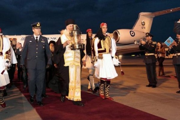 Βουλευτής ΣΥΡΙΖΑ: «Ψευδοθαύμα» κατά τον Κοραή το Άγιο Φως