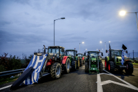 Κρίσιμες ώρες για τα αγροτικά μπλόκα: Ο κίνδυνος νέων επεισοδίων, τα πρόστιμα στο κινητό και το ραντεβού που... ψήνεται