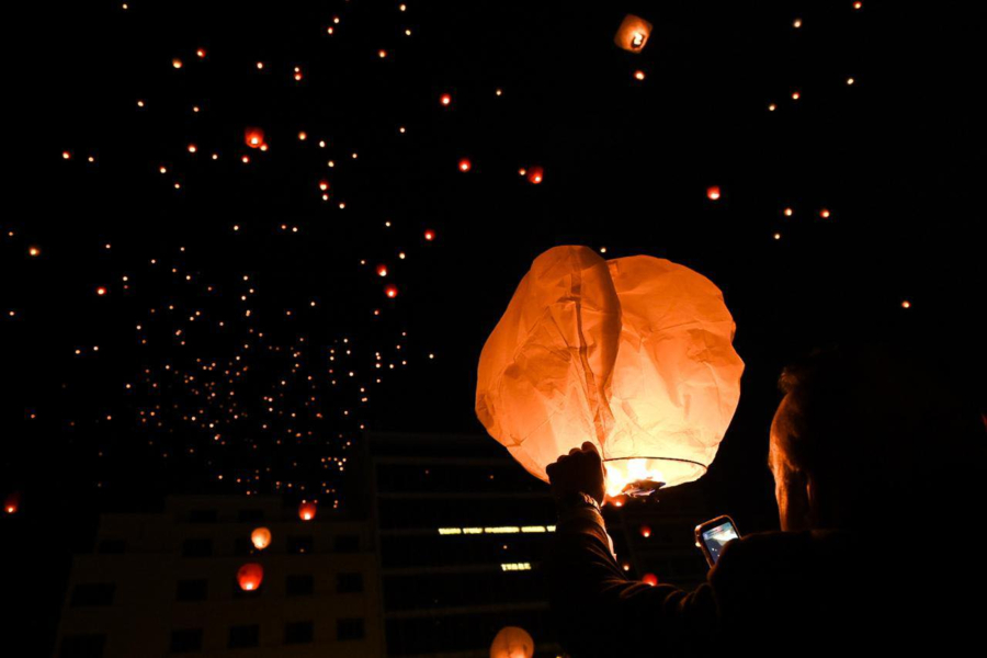 Άγιος Δημήτριος: Ο ουρανός πλημμύρισε ευχές και φαναράκια