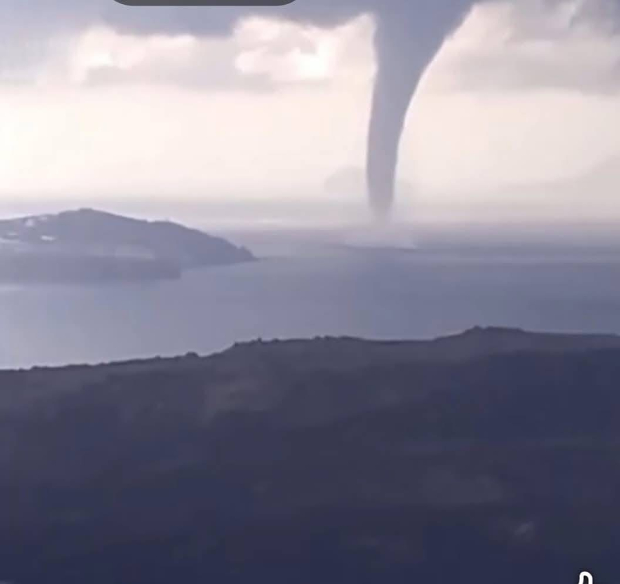 Σαντορίνη: «Κόβει την ανάσα» ο εντυπωσιακός υδροστρόβιλος (εικόνα)