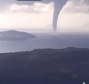 Σαντορίνη: «Κόβει την ανάσα» ο εντυπωσιακός υδροστρόβιλος (εικόνα)