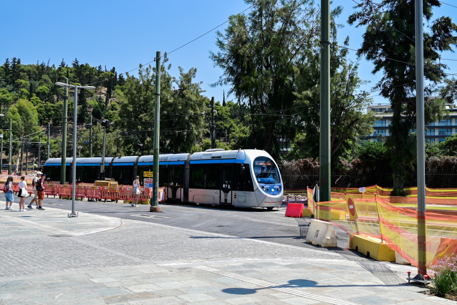 Σύγκρουση τραμ με ταξί στην Αμαλίας - Χάος στο κέντρο της Αθήνας