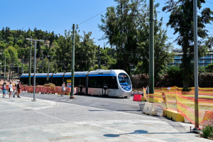Σύγκρουση τραμ με ταξί στην Αμαλίας - Χάος στο κέντρο της Αθήνας