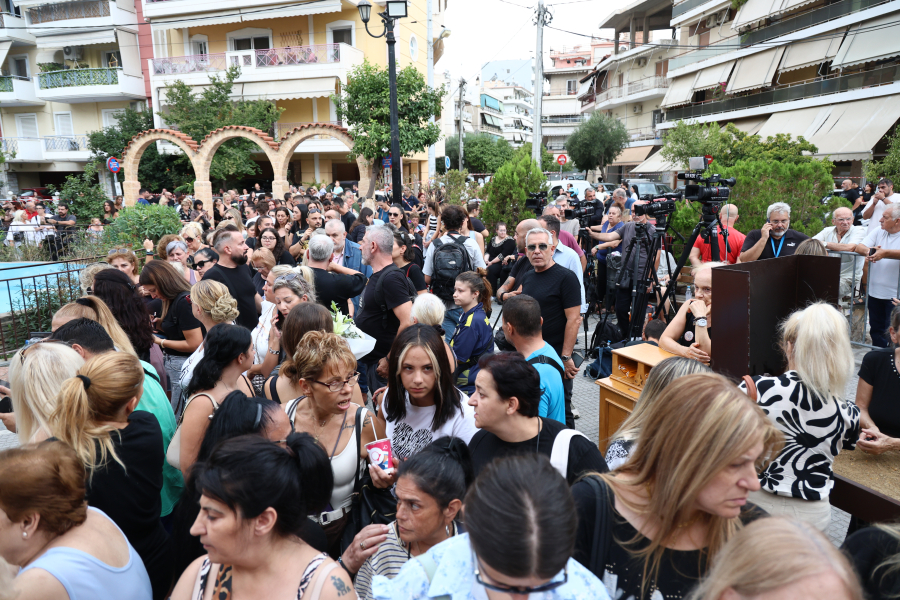 Γιώργος Μαζωνάκης: Πλήθος κόσμου στην Αγία Τριάδα Νίκαιας για τη λαϊκή αγρυπνία (Εικόνες)