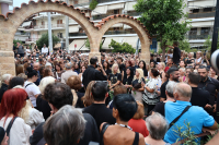 Γιώργος Μαζωνάκης: Πλήθος κόσμου στην Αγία Τριάδα Νίκαιας για τη λαϊκή αγρυπνία (Εικόνες - Βίντεο)