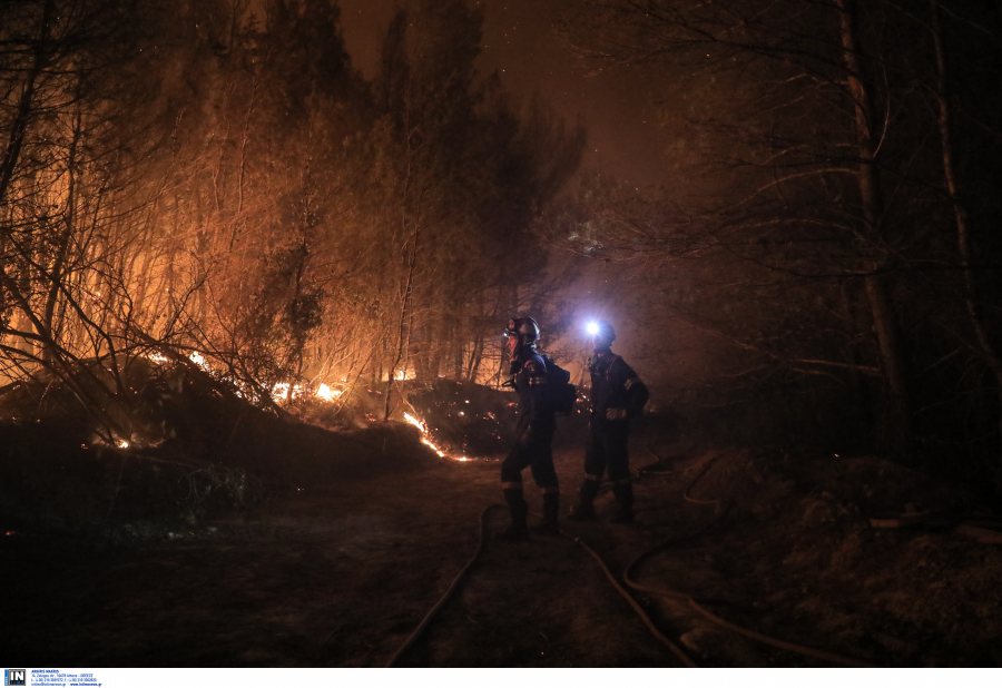 Εφιαλτική νύχτα στη Ρόδο - Καίγονται δάση, εκκενώθηκαν οικισμοί - Η κατάσταση στα άλλα μέτωπα (εικόνες, βίντεο)