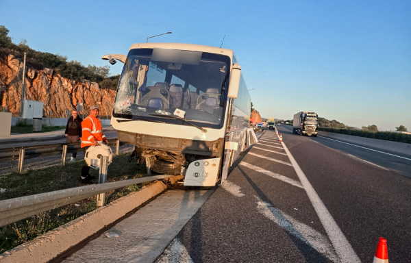 Τροχαίο στην Υλίκη: Toυριστικό λεωφορείο έπεσε σε μπάρες και σύρθηκε για πολλά μέτρα (εικόνες)