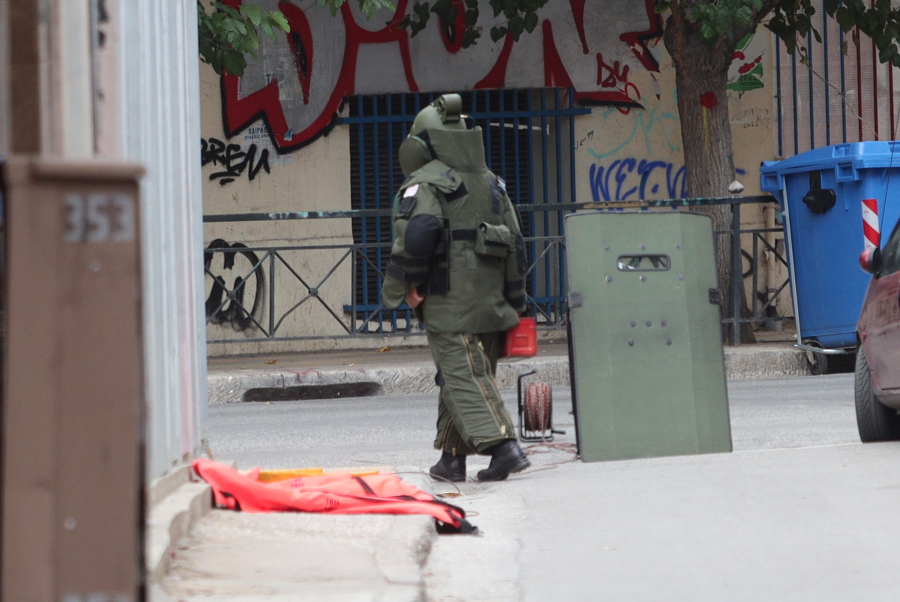 Πειραιάς: Συναγερμός για ύποπτη βαλίτσα