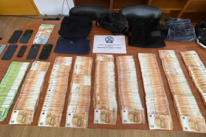Νέα Ερυθραία: Έκλεψαν ράβδους χρυσού και χιλιάδες ευρώ, τρεις συλλήψεις (Βίντεο)
