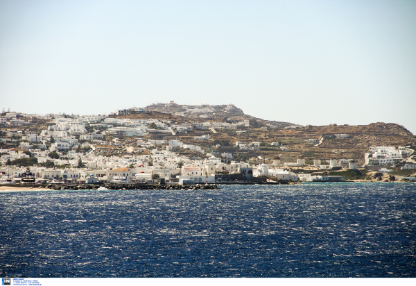 Πνίγηκε στον κόσμο και στα... σκουπίδια η Μύκονος (φωτο&βίντεο)