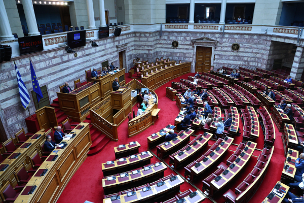 Συνταγματική Αναθεώρηση: Έντονες αντιδράσεις από ΠΑΣΟΚ και ΣΥΡΙΖΑ - Κάλεσμα σε συγκλίσεις από Βορίδη και Μπακογιάννη