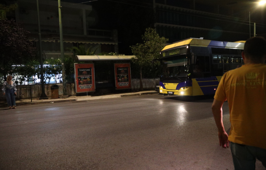 Χαλάνδρι: ΙΧ έπεσε σε στάση, 3 τραυματίες, η μία σοβαρά - Ο οδηγός μαχαιρώθηκε στον λαιμό