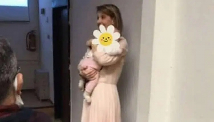 ΑΠΘ: Καθηγήτρια παρέδωσε μάθημα κρατώντας αγκαλιά μωρό φοιτήτριάς της (βίντεο)