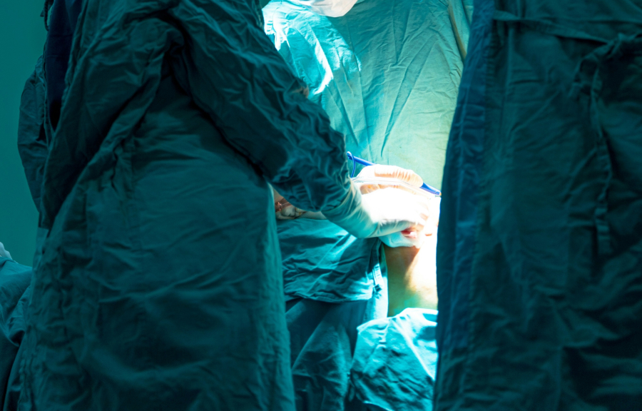 Καταγγελία ότι μπήκε για επέμβαση ρουτίνας και κόντεψε να χάσει τη ζωή του