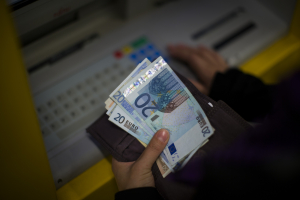 Δώρο Πάσχα ανέργων: Ποιοι θα το λάβουν με προπληρωμένη κάρτα και ποιοι όπως κάθε χρόνο