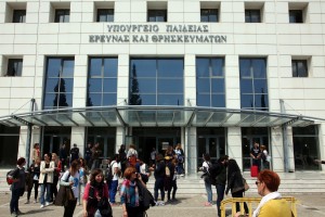 Πανελλήνιες 2018: Το υπουργείο Παιδείας κλείνει την πόρτα στους επισκέπτες