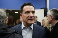 Οι τρεις εκδοχές του Άδωνι για τη Νίκαια: «Με χτύπησε», «δεν με πέτυχε», «με χτύπησε στο πλάι»