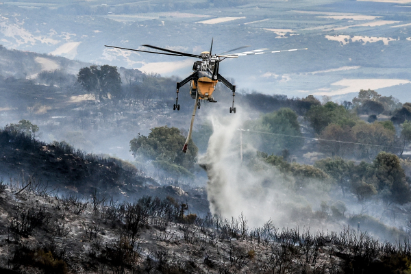 Μαίνεται η φωτιά στο Κακοπλεύρι Γρεβενών - Μάχη να μην μπει η φωτιά στην «καρδιά» της Βάλια Κάλντα