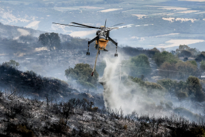 Μαίνεται η φωτιά στο Κακοπλεύρι Γρεβενών - Μάχη να μην μπει η φωτιά στην «καρδιά» της Βάλια Κάλντα