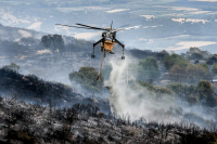 Μαίνεται η φωτιά στο Κακοπλεύρι Γρεβενών - Μάχη να μην μπει η φωτιά στην «καρδιά» της Βάλια Κάλντα