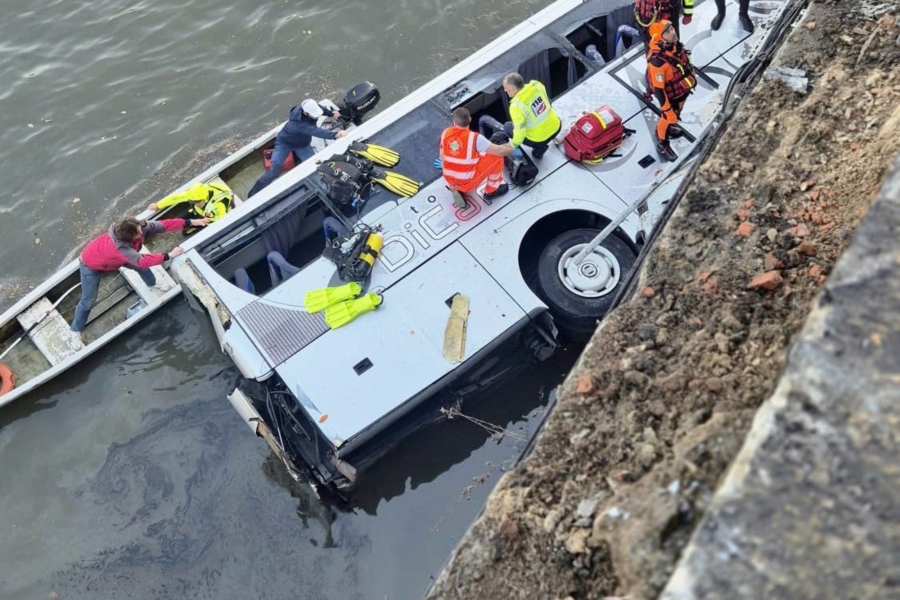 Ιταλία: Τουριστικό λεωφορείο έπεσε στον ποταμό Πάδο - Ένας νεκρος (Εικόνες)