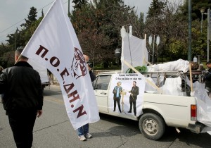 Μέλη της ΠΟΕΔΗΝ κρέμασαν γραβάτες έξω από το ΥΠΟΙΚ