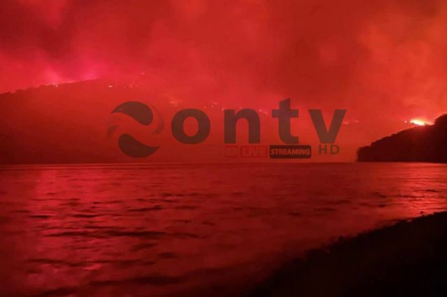 Απόκοσμη εικόνα από τη λίμνη Ζηρού, ανάμεσα στις φλόγες