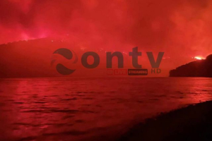 Απόκοσμη εικόνα από τη λίμνη Ζηρού, ανάμεσα στις φλόγες
