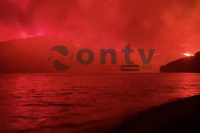 Απόκοσμη εικόνα από τη λίμνη Ζηρού, ανάμεσα στις φλόγες