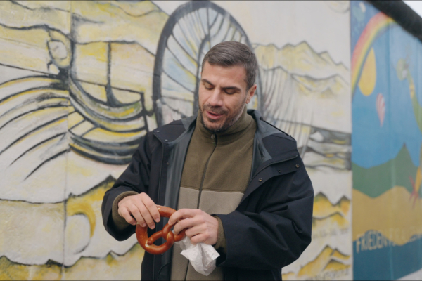 «Akis’ Food Tour»: Ο Άκης Πετρετζίκης ανακαλύπτει τα μυστικά του Βερολίνου (Βίντεο)