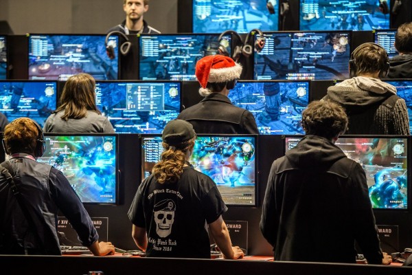 Με τον κηδεμόνα οι ανήλικοι κάτω των 14 ετών σε ίντερνετ καφέ