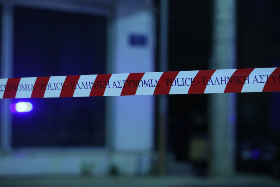 Άγιος Δημήτριος: Άνδρας απειλεί να πέσει από ταράτσα, τραυματίστηκε με μαχαίρι